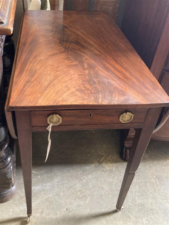 A George III mahogany Pembroke table, width 79cm, depth 48cm, height 70cm